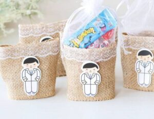 🍬✨ Bolsita de rafia Primera Comunión Un detalle encantador y rústico para rellenar con caramelos o pequeños recuerdos Ideal para sorprender a tus invitados con un toque natural y elegante Mayoristas Cobocalleja 🍬✨ Bolsita de rafia Primera ComuniónUn detalle encantador y rústico para rellenar con caramelos o pequeños recuerdos Ideal para sorprender a tus invitados con un toque natural y elegante